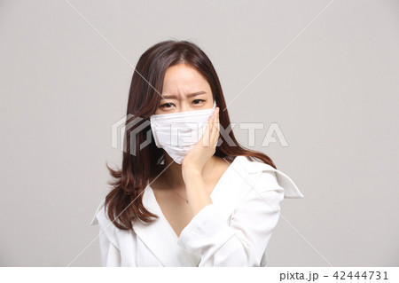 韓国人 表情 若い女性 42444731