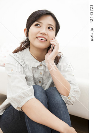 スマホで電話をする女性 42445723