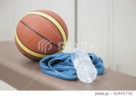 体育　ロッカー　学校　教育　部活　バスケットボール　水　スポーツドリンク　水分補給　熱中症対策　 42445730