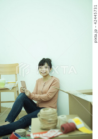 スマホを持つ女性 スマホを持つ女性 42445731