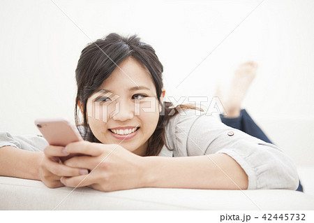 スマホを操作する女性 スマホを操作する女性 42445732