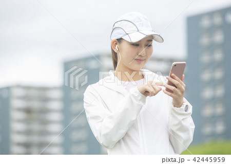 音楽を聞く日本人女性 42445959