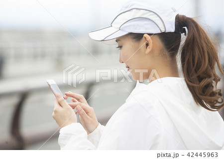スマートフォンを操作する日本人女性 スマートフォンを操作する日本人女性 42445963