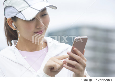 音楽を聞く日本人女性 42445964