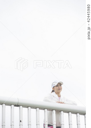 景色を眺める日本人女性 景色を眺める日本人女性 42445980