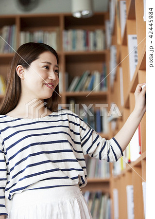 本を探す日本人女性 42445984