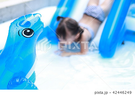 プール 女児 子育て 育児 ライフスタイル 真夏 スイミング 水泳 水遊び 女の子 水浴び 自宅 の写真素材