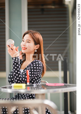 若い女性 女性 女 42446639