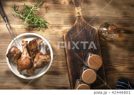 Raw marinated chicken drumsticks. 42446801