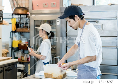 パン屋さん 42448971