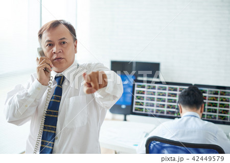 Professional broker 42449579