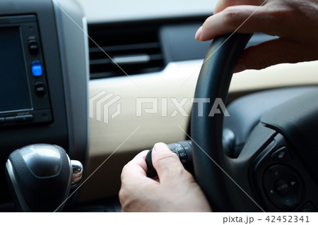 運転手 (ドライバー おでかけ 外出 人物 ボディパーツ 顔なし 乗用車 女性 シニア 発車 停車) 運転手 (ドライバー おでかけ 外出 人物 ボディパーツ 顔なし 乗用車 女性 シニア 発車 停車) 42452341