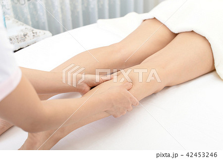 レッグマッサージを受ける女性 42453246