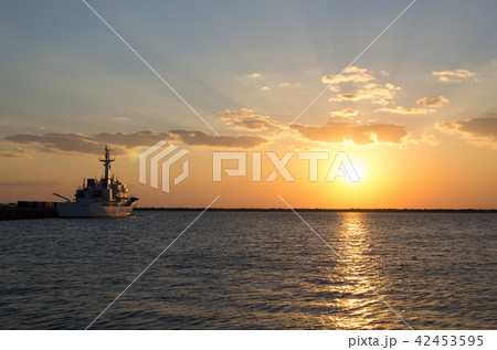 和歌山港の夕日 42453595