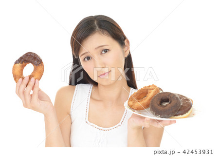 ダイエット中の女性 42453931