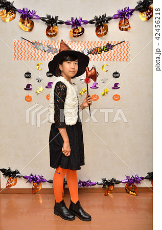 ハロウィンパーティーを楽しむ女の子 ハロウィンパーティーを楽しむ女の子 42456218
