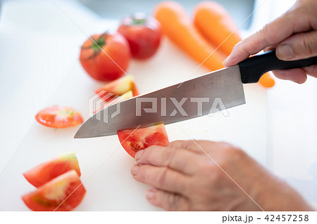 包丁　料理　切る　手元　トマト 42457258