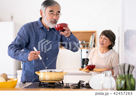 シニア　夫婦　味見　高齢者　老後 42457263
