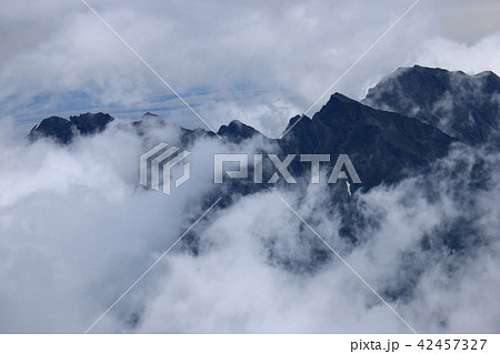 北アルプス三俣蓮華岳山頂からの景色 穂高連峰 北アルプス三俣蓮華岳山頂からの景色 穂高連峰 42457327