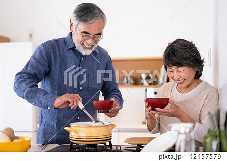 シニア　夫婦　よそる　高齢者　老後 42457579