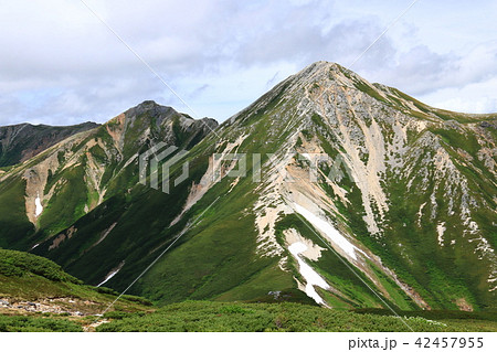 北アルプス三俣蓮華岳山頂からの景色 黒部源流 水晶岳 鷲羽岳 雲ノ平祖父岳の写真素材