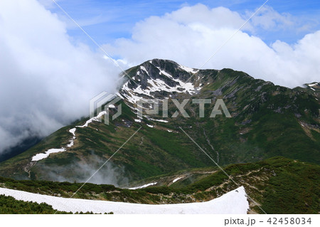北アルプス三俣蓮華岳山頂からの景色　雲ノ平を取り巻く山々　黒部五郎岳 42458034