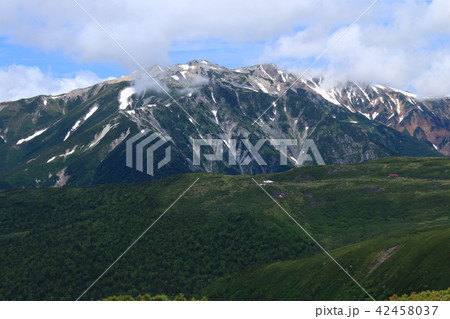 北アルプス三俣蓮華岳山頂からの景色 雲ノ平を取り巻く山々 薬師岳 北アルプス三俣蓮華岳山頂からの景色 雲ノ平を取り巻く山々 薬師岳 42458037