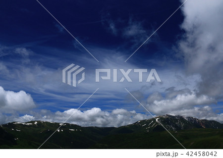 北アルプス三俣蓮華岳山頂からの景色 雲ノ平を取り巻く山々 薬師岳 太郎平 北アルプス三俣蓮華岳山頂からの景色 雲ノ平を取り巻く山々 薬師岳 太郎平 42458042