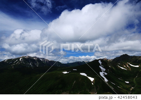 北アルプス三俣蓮華岳山頂からの景色　雲ノ平を取り巻く山々　薬師岳、水晶岳 42458043