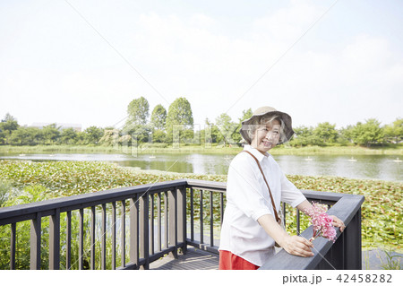 公園 手すり 高齢者 42458282