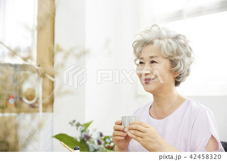 高齢者 老人 女性 42458320