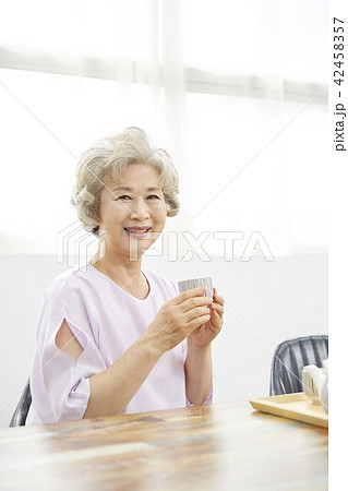 高齢者 老人 白髪 42458357