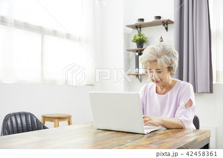 高齢者 老人 ノートパソコン 42458361