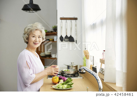 高齢者 老人 白髪 42458461