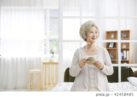 高齢者 老人 女性 42458485