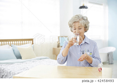 高齢者 老人 白髪 42458493