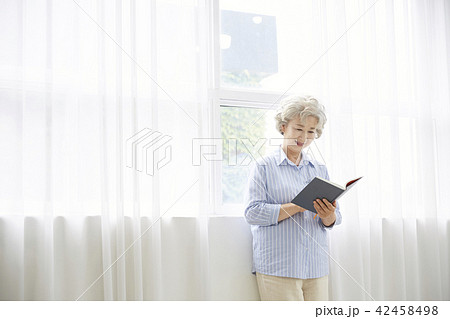 高齢者 老人 女性 42458498