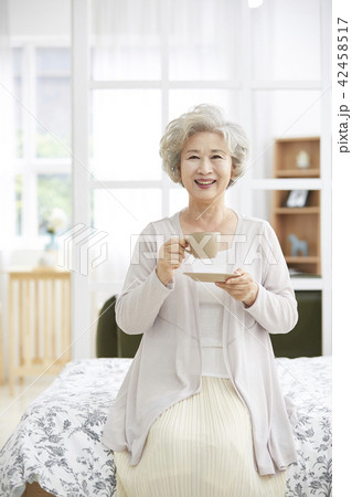 高齢者 老人 女性 42458517