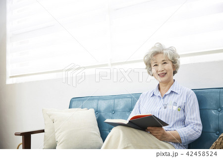 高齢者 老人 読書 42458524