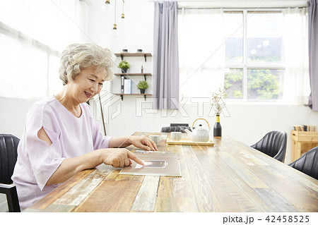 高齢者 老人 白髪 42458525