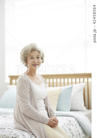 高齢者 老人 女性 42458564