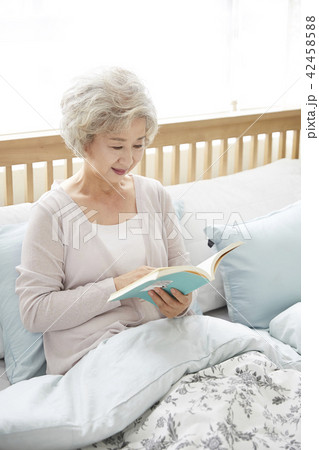 高齢者 老人 女性 42458588