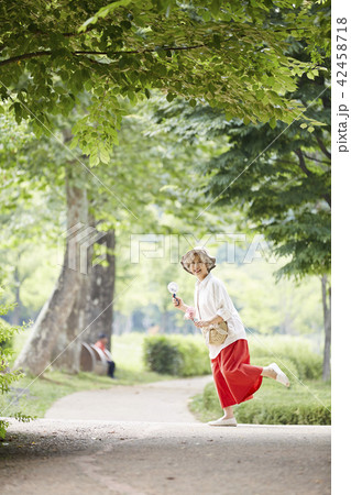 公園 高齢者 老人 42458718