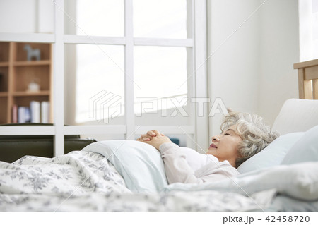 高齢者 老人 女性 42458720
