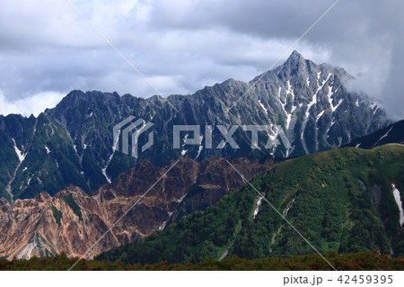 北アルプス三俣山荘から望む　槍ヶ岳の雄姿 42459395