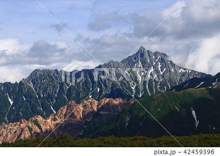 北アルプス三俣山荘から望む 槍ヶ岳の雄姿 北アルプス三俣山荘から望む 槍ヶ岳の雄姿 42459396
