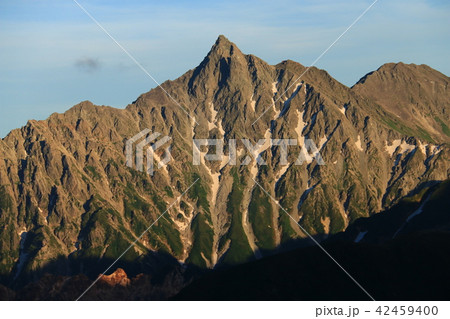 北アルプス三俣山荘から望む 夕陽に映える槍ヶ岳の雄姿 北アルプス三俣山荘から望む 夕陽に映える槍ヶ岳の雄姿 42459400