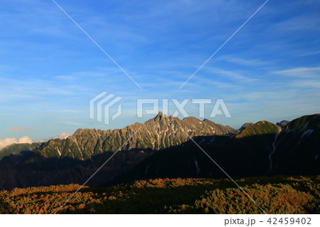 北アルプス三俣山荘から望む 夕陽に映える槍ヶ岳の雄姿 北アルプス三俣山荘から望む 夕陽に映える槍ヶ岳の雄姿 42459402