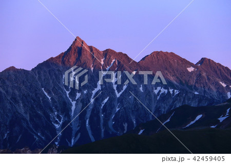 北アルプス三俣山荘から望む 夕陽に映える槍ヶ岳の雄姿 北アルプス三俣山荘から望む 夕陽に映える槍ヶ岳の雄姿 42459405