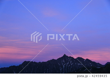 北アルプス三俣山荘から望む 夕闇に浮かぶ槍ヶ岳の雄姿 北アルプス三俣山荘から望む 夕闇に浮かぶ槍ヶ岳の雄姿 42459435